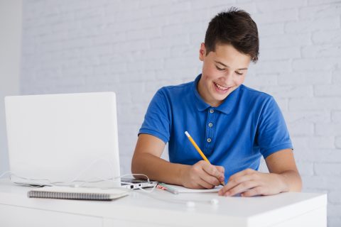 nino-adolescente-haciendo-tarea
